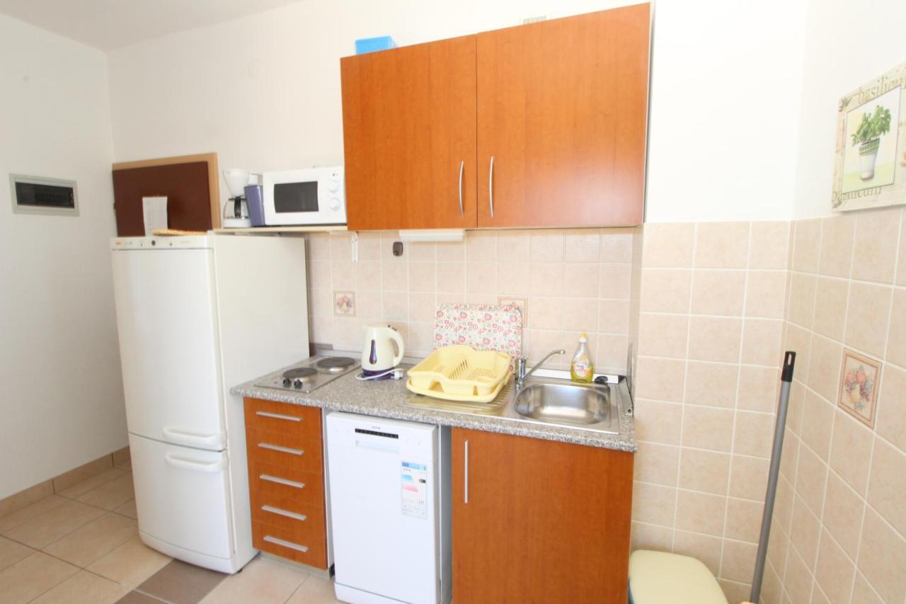 Apartments And Rooms With Parking Space Mandre, Pag - 6309 Kolan Bagian luar foto
