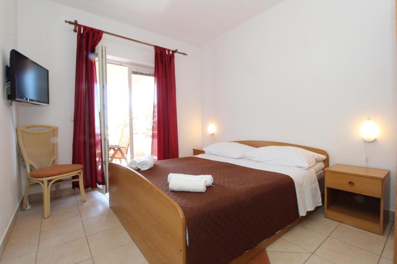 Apartments And Rooms With Parking Space Mandre, Pag - 6309 Kolan Bagian luar foto